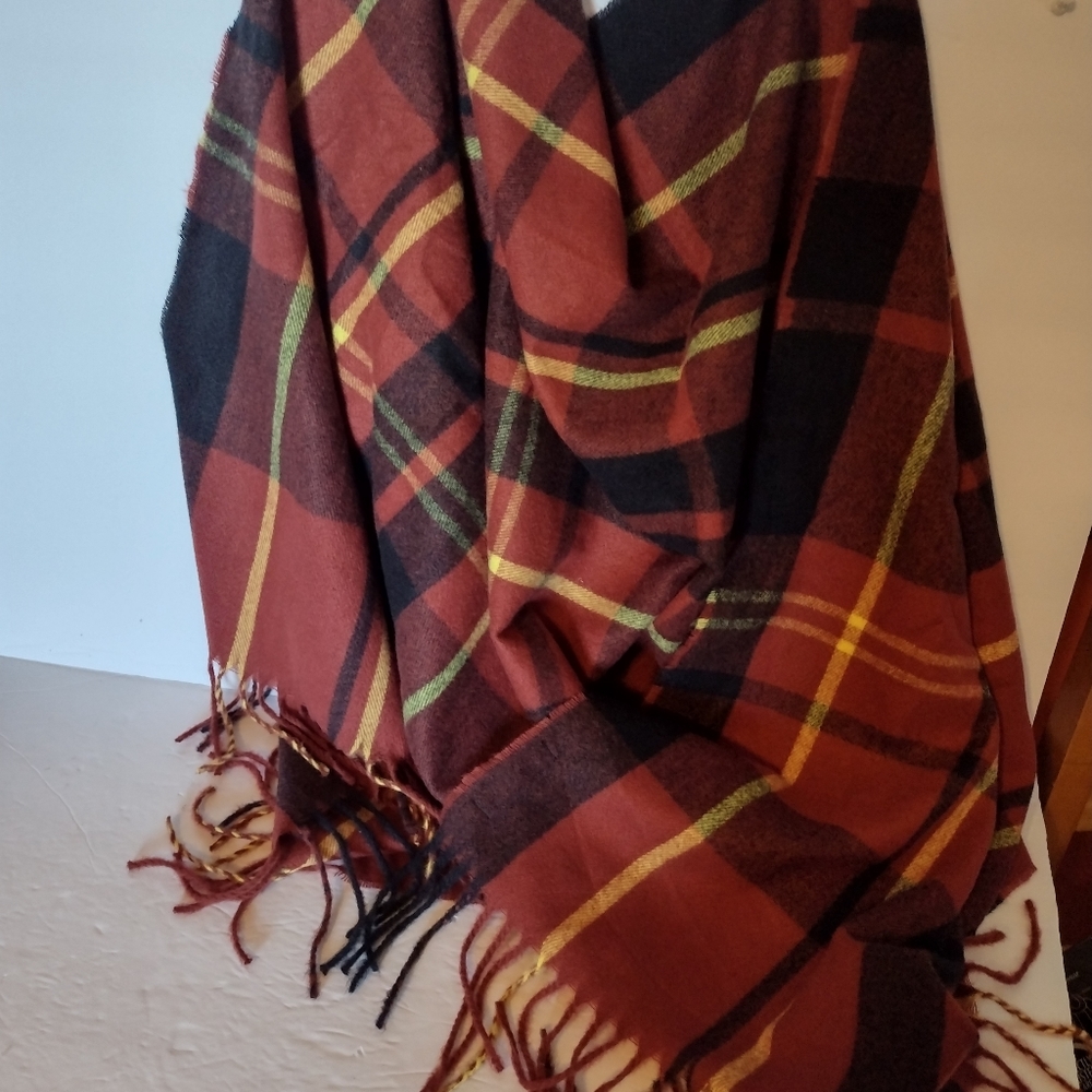 Banana Republic Scraf 72 x24 fringe Brown and Black Plaid in Very Good Condition